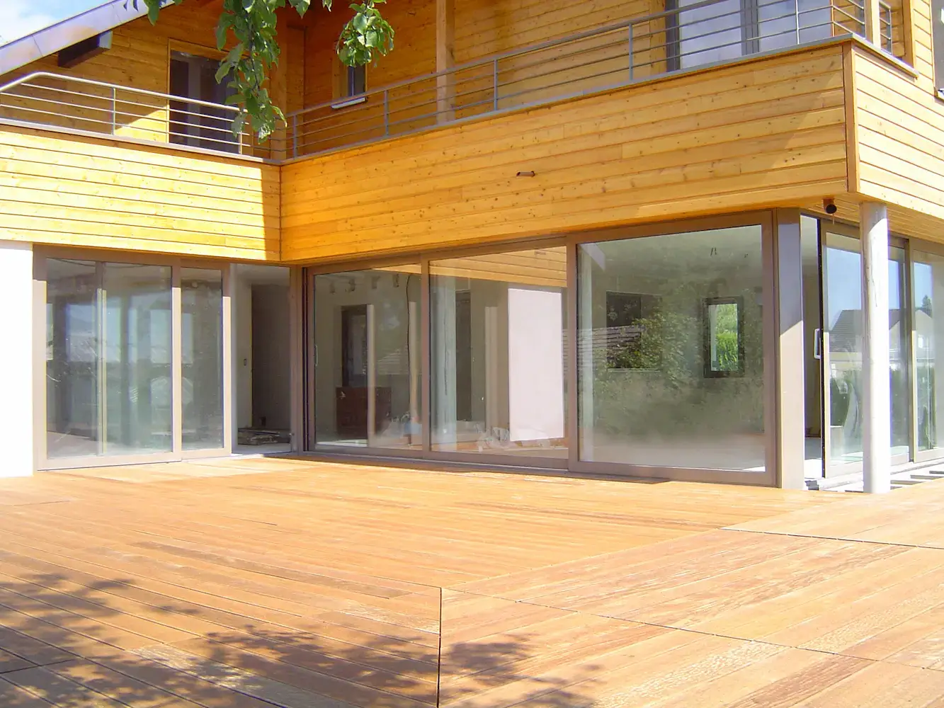 Vue d'ensemble villa après réhabilitation et extension ossature bois, Divonne-les-Bains Vue d'ensemble villa après réhabilitation et extension ossature bois, Divonne-les-Bains