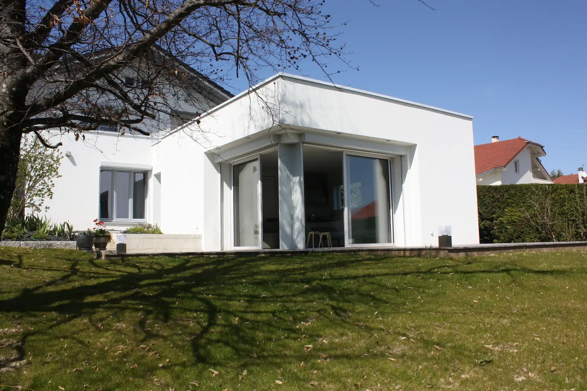 Vue principale extérieur après extension et rénovation, maison Divonne-les-Bains, Jancu Architectes Vue principale extérieur après extension et rénovation, maison Divonne-les-Bains, Jancu Architectes