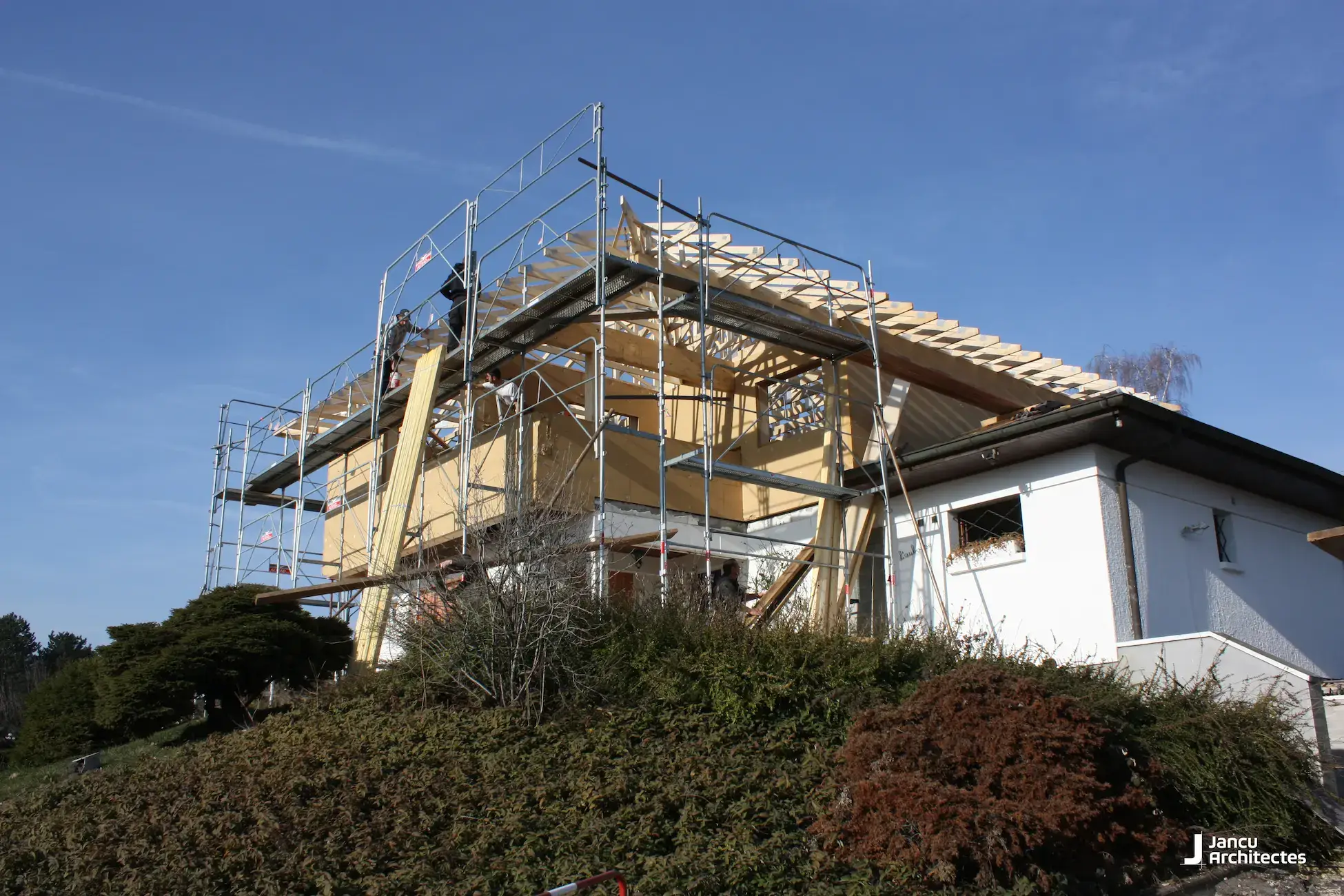 Chantier surélévation Divonne-les-Bains — montage charpente ossature bois légère sur bâti existant, échafaudage — 2019 Chantier surélévation Divonne-les-Bains — montage charpente ossature bois légère sur bâti existant, échafaudage — 2019