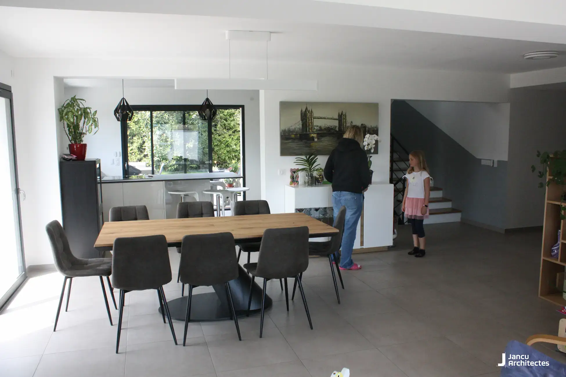 Cuisine ouverte après réhabilitation totale — îlot central, tabourets design, baie vitrée sur jardin — Divonne-les-Bains Cuisine ouverte après réhabilitation totale — îlot central, tabourets design, baie vitrée sur jardin — Divonne-les-Bains