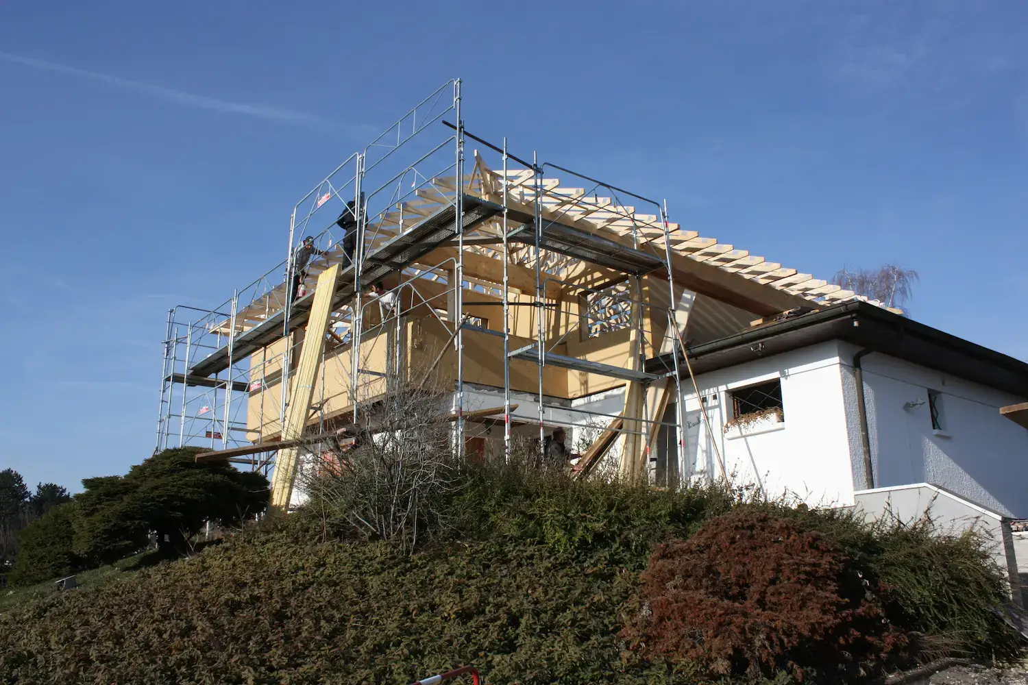 Chantier surélévation Divonne-les-Bains — montage charpente ossature bois légère sur bâti existant, échafaudage — 2019