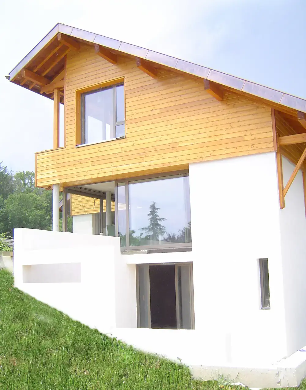Détail bardage bois et menuiseries de l'extension réhabilitée, Divonne-les-Bains Détail bardage bois et menuiseries de l'extension réhabilitée, Divonne-les-Bains